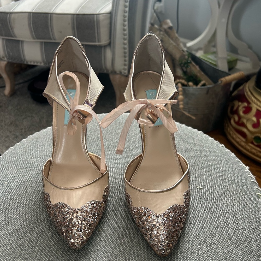 Elegant Glitter Pointed-Toe Heels - Picture 9 of 9